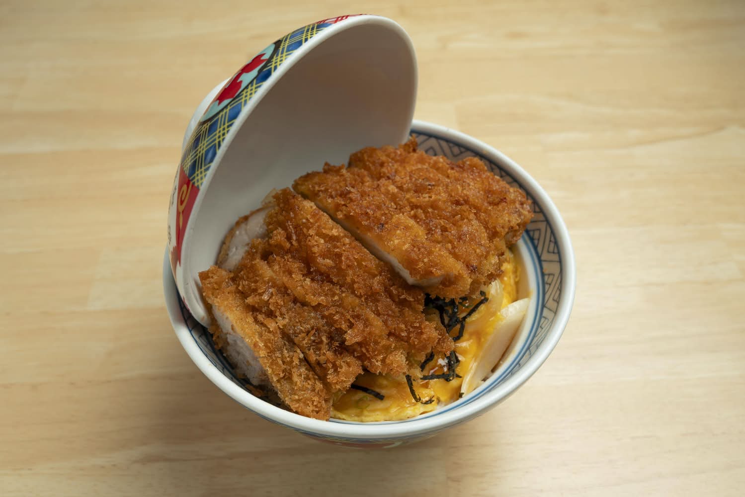 Rice bowl with egg omelette